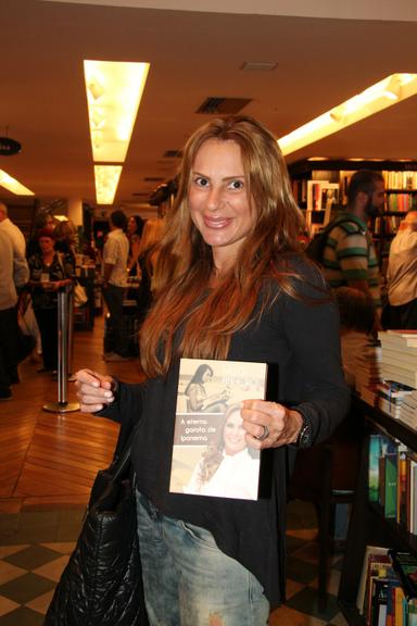 Helô Pinheiro lança autobiografia no Rio