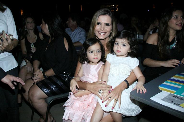 Flávia Fonseca com as gêmeas Helena e Isabella