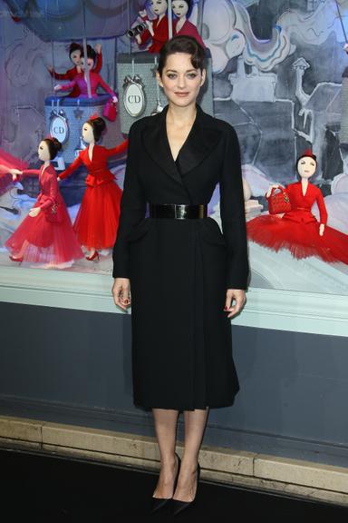 Marion Cotillard inaugura decoração natalina em Paris