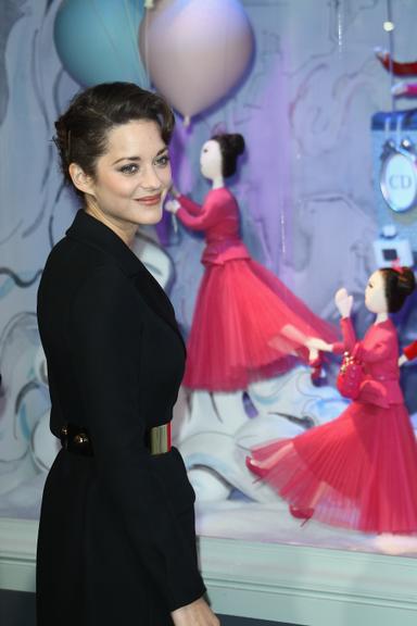 Marion Cotillard inaugura decoração natalina em Paris