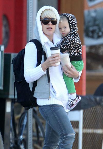 Pink e sua pequena Willow Sage passeia por Malibu, na Califórnia, Estados Unidos