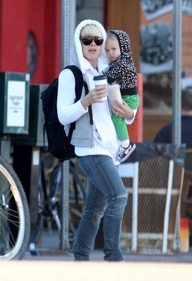 Pink e sua pequena Willow Sage passeia por Malibu, na Califórnia, Estados Unidos