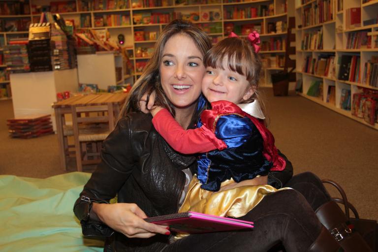 Rafaella Justus com a mamãe, Ticiane Pinheiro, em uma livraria