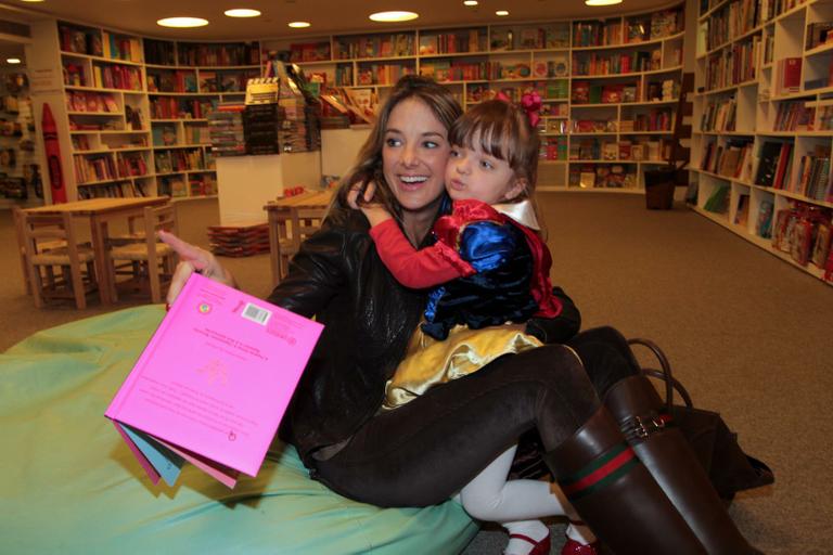 Rafaella Justus com a mamãe, Ticiane Pinheiro, em uma livraria