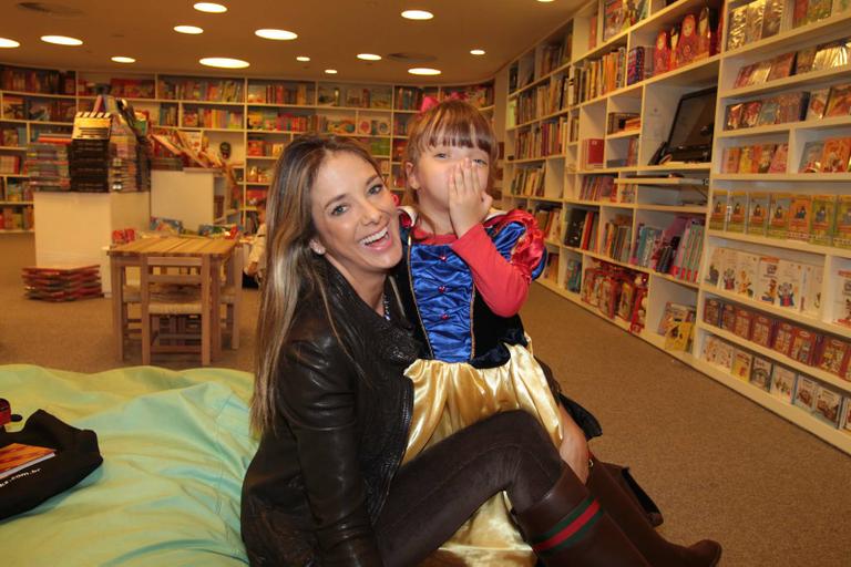 Rafaella Justus com a mamãe, Ticiane Pinheiro, em uma livraria