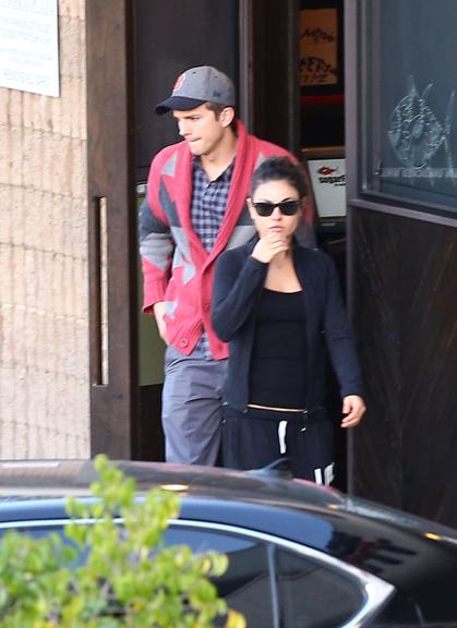 Ashton Kutcher e Mila Kunis curtem culinária japonesa em Los Angeles, Estados Unidos