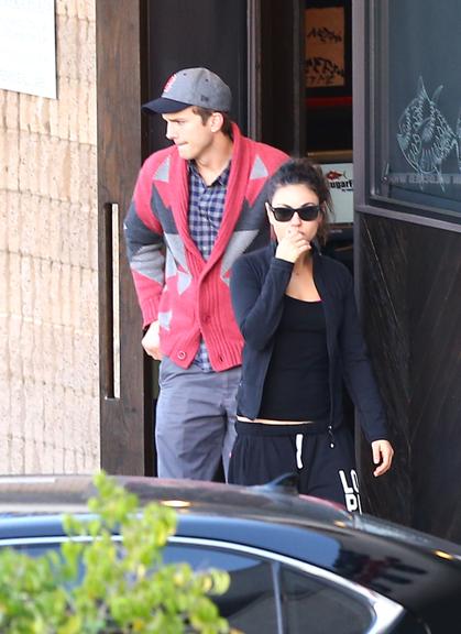 Ashton Kutcher e Mila Kunis curtem culinária japonesa em Los Angeles, Estados Unidos