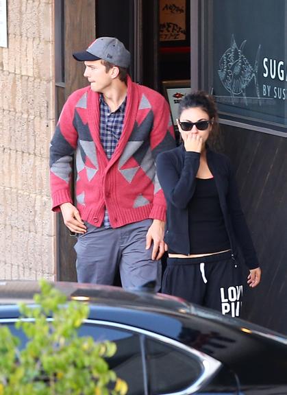 Ashton Kutcher e Mila Kunis curtem culinária japonesa em Los Angeles, Estados Unidos