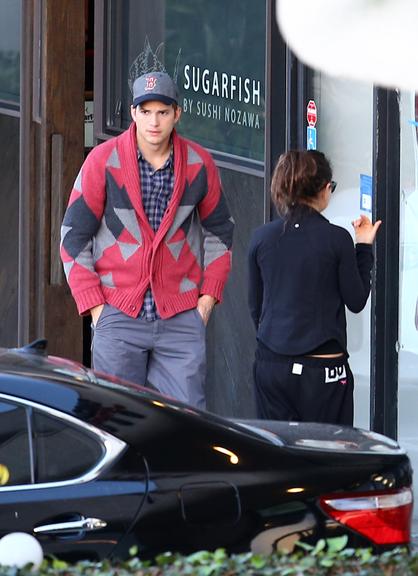 Ashton Kutcher e Mila Kunis curtem culinária japonesa em Los Angeles, Estados Unidos