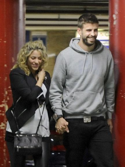 Sorridentes, Shakira e Gerard Piqué deixam sessão de cinema