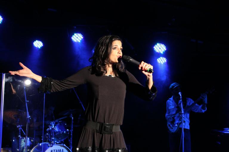 Emanuelle Araújo e a banda Moinho se apresentam no Rio