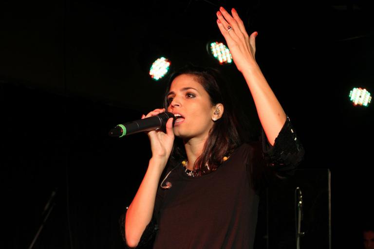 Emanuelle Araújo e a banda Moinho se apresentam no Rio