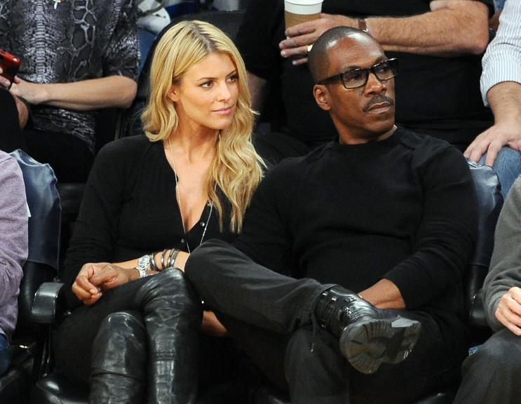 Eddie Murphy curte novo affaire em jogo de basquete, em Los Angeles, nos Estados Unidos