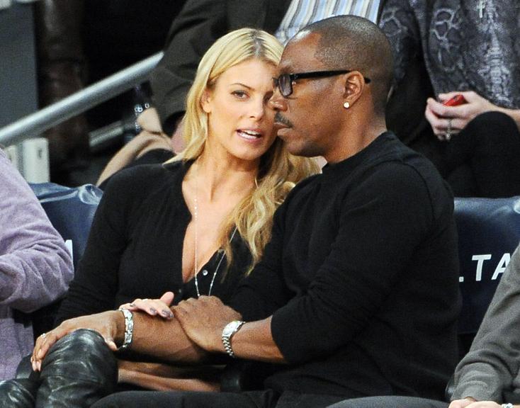 Eddie Murphy curte novo affaire em jogo de basquete, em Los Angeles, nos Estados Unidos