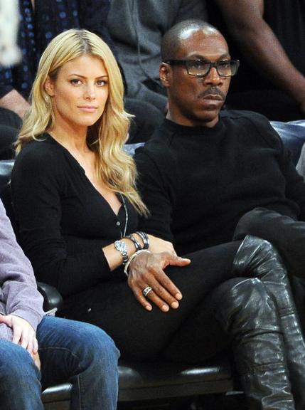 Eddie Murphy curte novo affaire em jogo de basquete, em Los Angeles, nos Estados Unidos