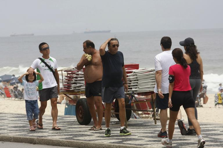 Galvão Bueno caminha pela orla do Leblon, no Rio de Janeiro