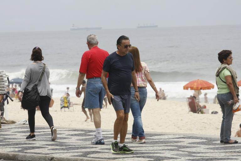 Galvão Bueno caminha pela orla do Leblon, no Rio de Janeiro