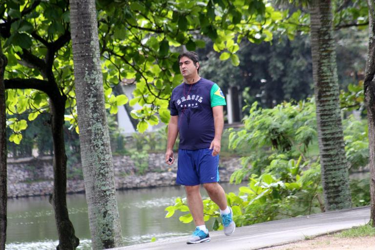 Zeca Camargo se exercita ao redor da Lagoa Rodrigo de Freitas, no Rio de Janeiro