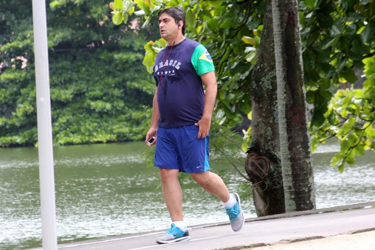 Zeca Camargo se exercita ao redor da Lagoa Rodrigo de Freitas, no Rio de Janeiro