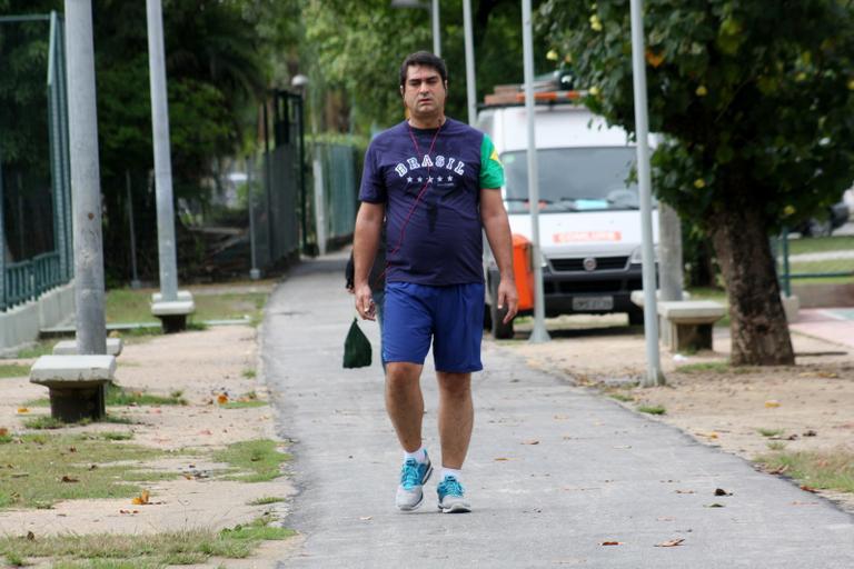 Zeca Camargo se exercita ao redor da Lagoa Rodrigo de Freitas, no Rio de Janeiro