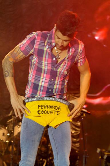 Gusttavo Lima sensualiza em show e ganha cueca de presente de fã