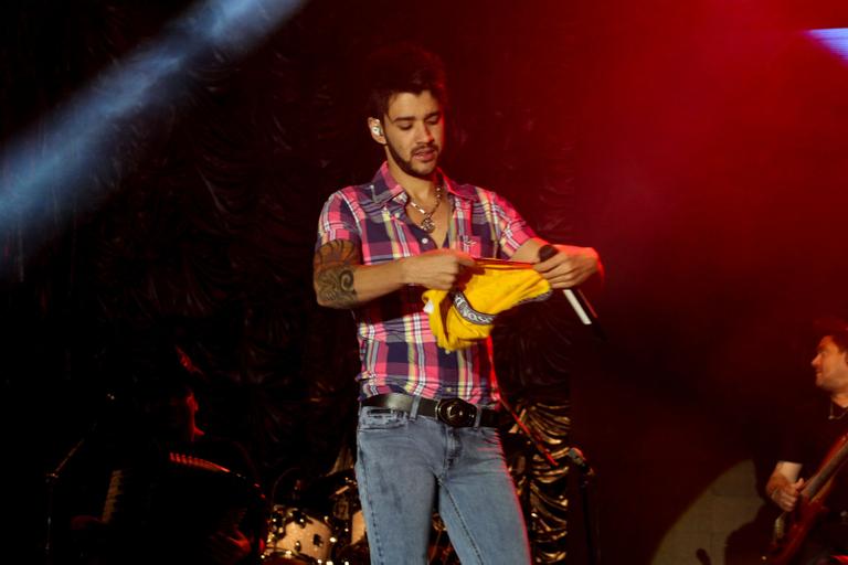 Gusttavo Lima sensualiza em show e ganha cueca de presente de fã