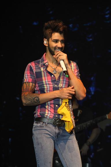 Gusttavo Lima sensualiza em show e ganha cueca de presente de fã