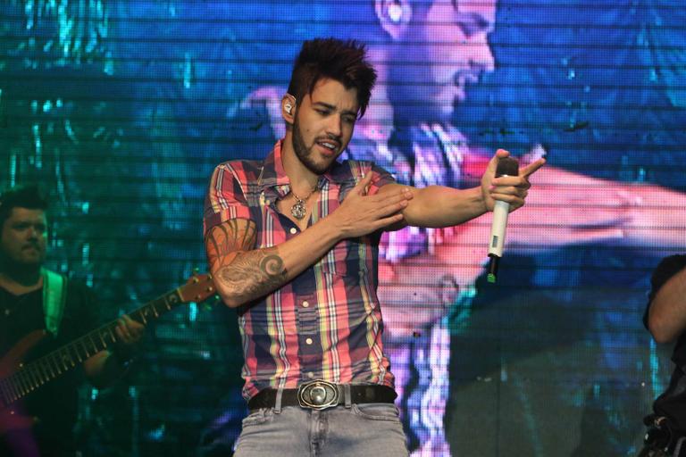 Gusttavo Lima sensualiza durante show em São Paulo