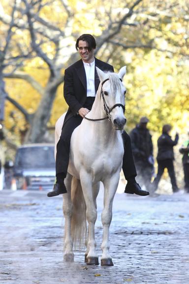 Colin Farrell filma em cima de um belo cavalo branco pelas ruas de Nova York, Estados Unidos