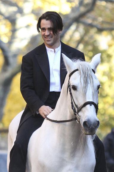 Colin Farrell filma em cima de um belo cavalo branco pelas ruas de Nova York, Estados Unidos