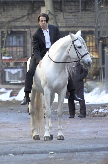 Colin Farrell filma em cima de um belo cavalo branco pelas ruas de Nova York, Estados Unidos