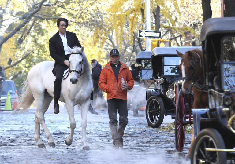 Colin Farrell filma em cima de um belo cavalo branco pelas ruas de Nova York, Estados Unidos