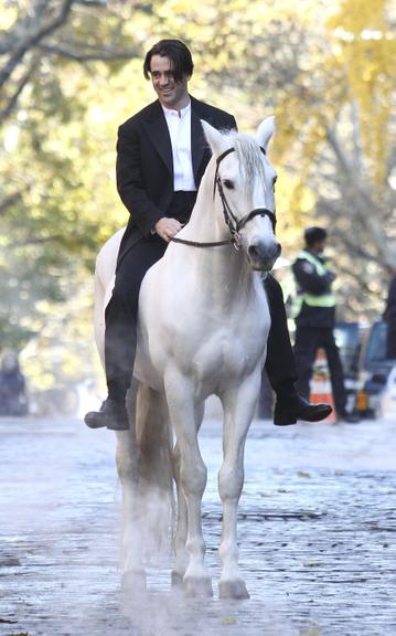 Colin Farrell filma em cima de um belo cavalo branco pelas ruas de Nova York, Estados Unidos