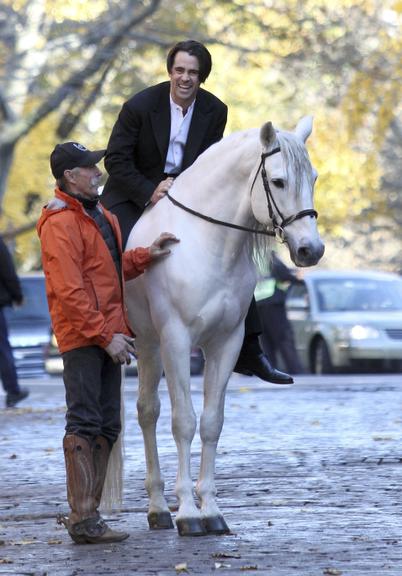 Colin Farrell filma em cima de um belo cavalo branco pelas ruas de Nova York, Estados Unidos