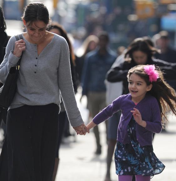 Suri Cruise e Katie Holmes passeiam por Nova York, Estados Unidos