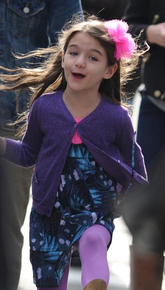 Suri Cruise e Katie Holmes passeiam por Nova York, Estados Unidos