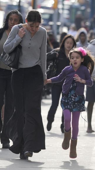 Suri Cruise e Katie Holmes passeiam por Nova York, Estados Unidos