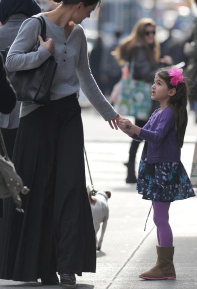 Suri Cruise e Katie Holmes passeiam por Nova York, Estados Unidos