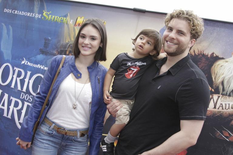 Isabelle Drummond e Thiago Fragoso com o filho, Benjamin