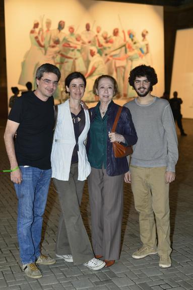 Andrucha Waddington, Fernanda Torres e Fernanda Montenegro conferem show de Gal Costa durante festival de Back2Black