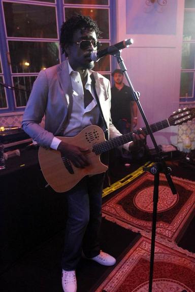 Seu Jorge em pocket show durante lançamento da coleção de sandálias de Mauro Freire em São Paulo