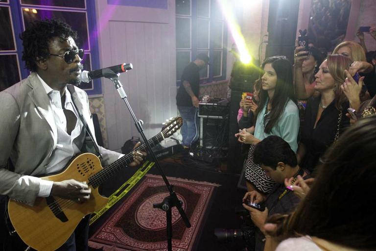 Seu Jorge em pocket show durante lançamento da coleção de sandálias de Mauro Freire em São Paulo