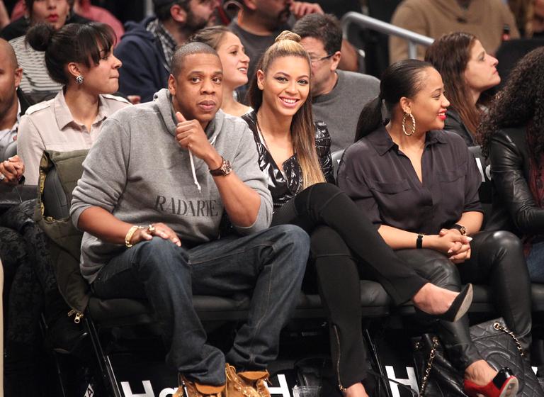 Jay-Z e Beyoncé se divertem em jogo de basquete nos Estados Unidos