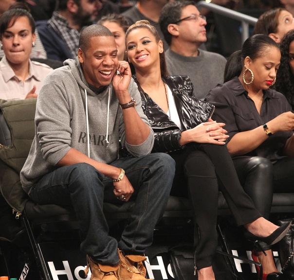 Jay-Z e Beyoncé se divertem em jogo de basquete nos Estados Unidos