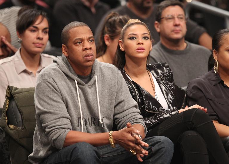 Jay-Z e Beyoncé se divertem em jogo de basquete nos Estados Unidos