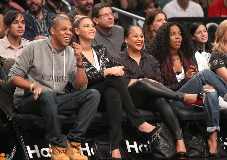 Jay-Z e Beyoncé se divertem em jogo de basquete nos Estados Unidos