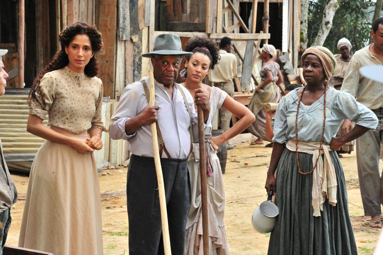 Sheron Menezzes em gravação de novela ao lado de colegas de trabalho