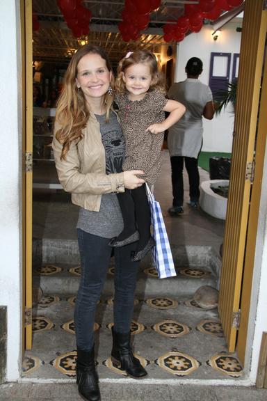 Fernanda Rodrigues e a pequena Luisa