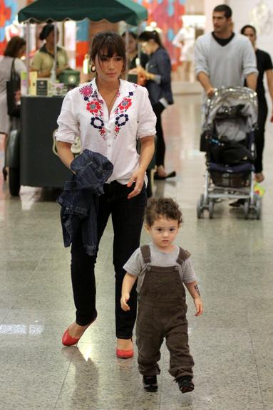 Com o marido Fábio Novaes ao fundo, Daniele Suzuki passeia com o filho Kauai