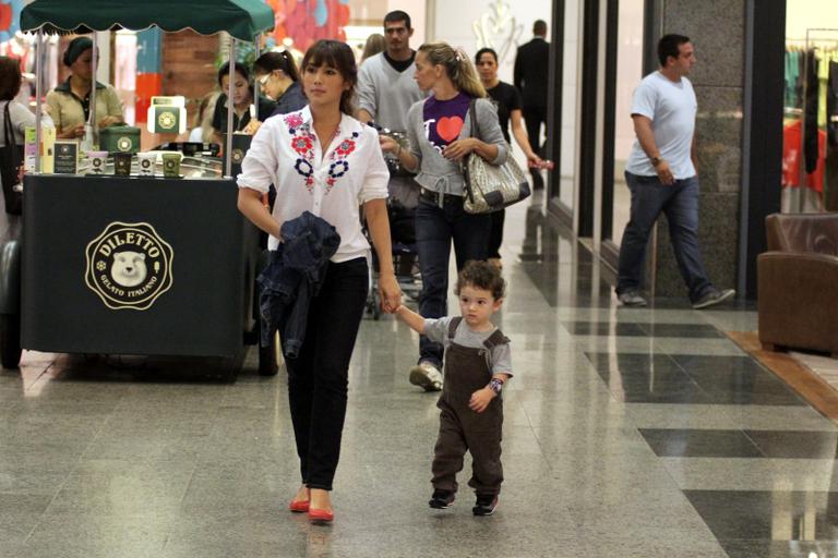 Com o marido Fábio Novaes ao fundo, Daniele Suzuki passeia com o filho Kauai